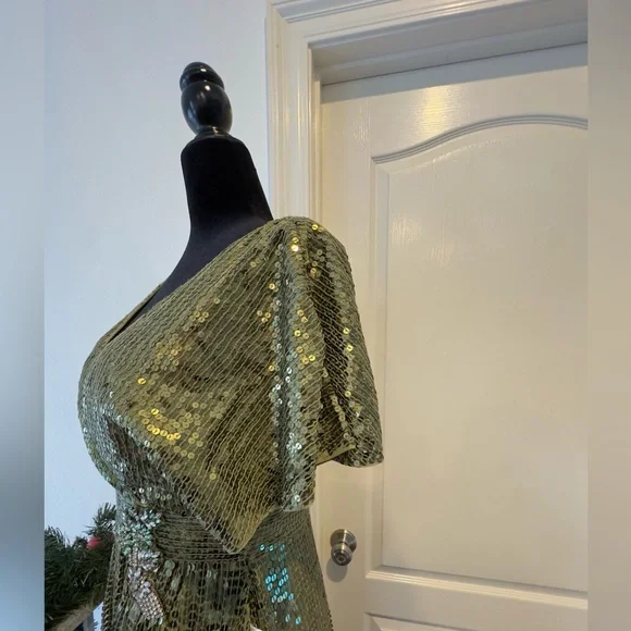 NWT Mac Duggal Sz 4 Green Sequined Butterfly Sleeve Wrap Over A Line Gown